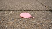 Cómo eliminar los chicles pegados en el piso con aceite de cocina
