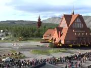 La dejamos en manos de Dios: así trasladan una iglesia centenaria en Suecia sobre más de 200 ruedas