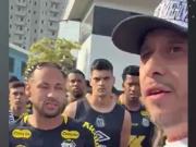 Neymar y un tenso cara a cara con la barra brava del Santos de Brasil en medio de la crisis: Los tendríamos que cachetear