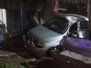 Una mujer alcoholizada discutía con su pareja y perdió el control del auto: chocó contra el frente de dos casas en Hurlingham