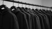 Este es el significado psicológico de vestirse siempre con ropa negra