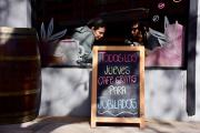 Café gratis para jubilados: la iniciativa solidaria de una confitería de Neuquén
