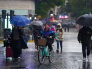 Clima hoy en Buenos Aires: siguen las lluvias y ahora rige una alerta amarilla por fuertes vientos en el AMBA