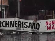 La campaña electoral se metió en la inundación: en Villa Celina protestaron por falta de obras con la bandera Kirchnerismo nunca más