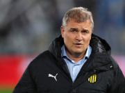 Peñarol, en llamas por el penal a Racing en la Libertadores y el DT Diego Aguirre se cruzó con un periodista: Vos sos hincha