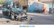 Violento choque en una esquina céntrica con semáforo