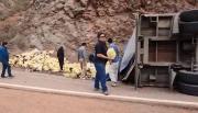 VIDEO. Ruta 68: un camión volcó y palets de vino quedaron tendidos sobre la calzada