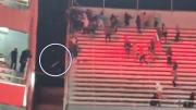 Caos en Avellaneda e imágenes sensibles: un hincha cayó al vacío desde la tribuna