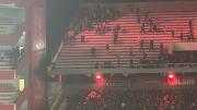 Grave: el momento en que la barra de Independiente ingresó a la tribuna visitante a atacar a los chilenos