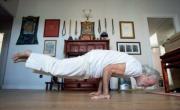 El maestro de yoga de 82 años que advirtió: “El 80% se ha mercantilizado”