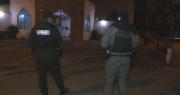 Delincuente apunta con un arma a una pareja, una de las víctimas forcejea y sale un disparo al aire