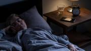 Dormir con la luz prendida: qué revela la psicología sobre este hábito nocturno