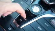 ¿Qué ocurre cuando se presiona el freno de mano electrónico con el auto en movimiento?