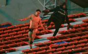 VIDEO. ”Pedí perdón”: barras de Independiente golpearon a dos hinchas chilenos y los obligaban a pedir perdón como en la cárcel 