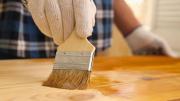 Laca o barniz: cuál es el mejor producto para proteger tus muebles de madera