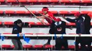 El video más escalofriante de Independiente vs. U de Chile: lo desmayaron de un palazo en la cabeza