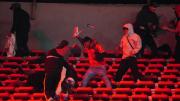 UN HINCHA CHILENO SE DEBATE ENTRE LA VIDA Y LA MUERTE: 19 HERIDOS por el ataque de barras de Independiente