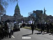 Tensión en el Congreso: la policía aplicó el protocolo antipiquetes