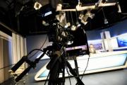 Desconocido irrumpe en estudio de Tv y golpea a una periodista