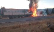 Choque de un camión contra otro vehículo deja al menos dos muertos