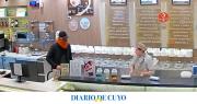 “Perdoname, te tengo que robar”: un ladrón entró a una heladería y se llevó la recaudación