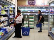 La carne, el café y el chocolate se convierten en lujos en Gran Bretaña mientras la inflación avanza sin freno