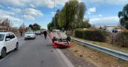 Impactante siniestro vial en Ruta 40 Sur: un auto volcó tras chocar con otro vehículo