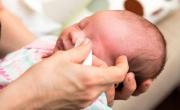 ¿La leche materna cura los ojos rojos? Qué es lo que advierten los especialistas