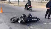 Choque en avenida Discépolo: motociclista terminó hospitalizado con una pierna fracturada