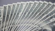 El dólar oficial trepó por tercera jornada y subió $21 en la semana pese al apretón monetario
