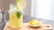 Los beneficios de tomar agua con limón en ayunas, según los especialistas