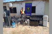 Amenazó con quemar a policías con un aerosol y con golpearlos con un martillo de madera