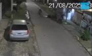 VIDEO. Motochorros lo tiraron al piso, enfrentó a los delincuentes y evitó el robo en La Plata