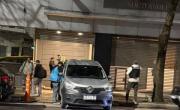 Dólares, celulares y máquina de contar billetes: qué se encontró en los allanamientos