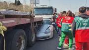 Un Porsche quedó destruido al quedar atrapado en un choque de camiones