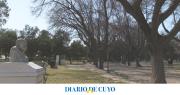 Alumnos trabajan para agregar escritores en el Jardín de los Poetas