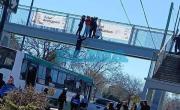 Extrema tensión en La Plata: un hombre intentó arrojarse del puente de Av. 72 en medio del fuerte operativo policial por los manteros