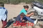 Iban a la escuela, pinchó y al comenzar a desarmar la moto su hijo le cantó emocionado