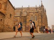 Los incendios en España amenazan el Camino de Santiago: tramos cerrados, aire irrespirable y restricciones para el agua