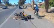 Fuerte siniestro vial entre una moto de gran porte y un auto en plena Ruta 20
