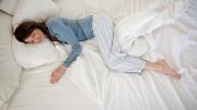 ¿Por qué sacamos los pies de las sábanas al dormir? la psicología detrás de un hábito común