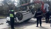 Una camioneta volcó en un arroyo de San Lorenzo: vecinos cuestionan la falta de test de alcoholemia