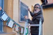 Arte, conciencia y reciclaje: Alejandro Casalini inaugura la galería de la Biblioteca Casa de Amigos en Roca