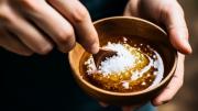 Mezclar miel con sal: por qué recomiendan hacerlo y para qué sirve
