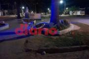 Dos menores perdieron el control de una moto: dañaron la plaza San Martín