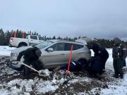 Rescate en la nieve: tres autos quedaron varados en Villa Pehuenía, venían de Chile