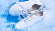Remoja la suela de tus zapatillas en agua con vinagre: ¿qué significa?