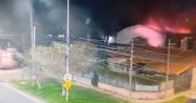 El impactante video del incendio intencional en la agencia de autos de Ensenada