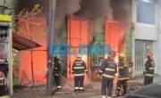 VIDEO.- Gritaron fuego y algo explotó: qué se sabe del incendio en pleno centro de La Plata