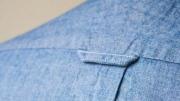 La razón desconocida del aro que hay atrás de las camisas: no es por decoración